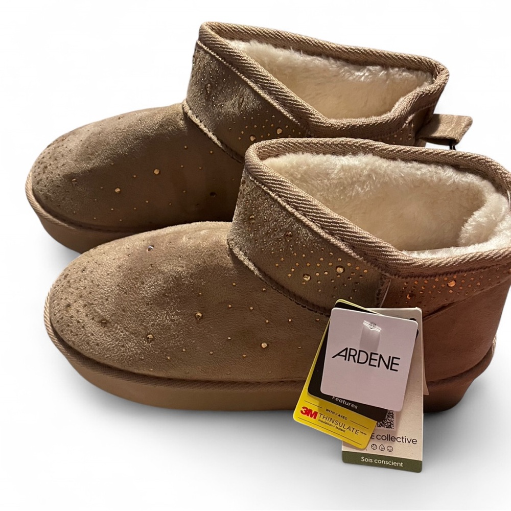NWT Ardene Women’s Ugg style boots in size 8